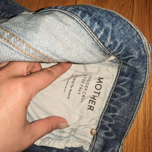 D1. MOTHER INSIDER CROP STEP FRAY JEANS IN HIJACKING THE RUNWAY - Picture 7 of 9